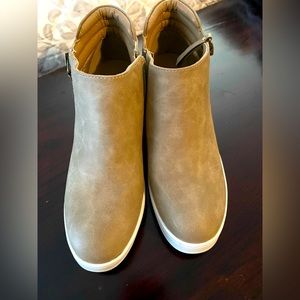 Heeled sneakers size 7